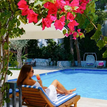 Adella Garden Marina فندق كوشاداسيه